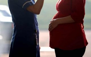 mum to be talks to midwife